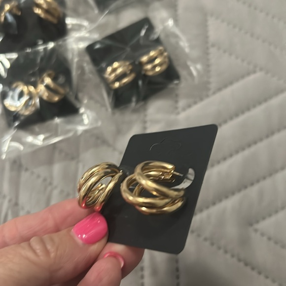 ๐5/$15 Set of 8 Elegant Gold triple Hoop Earrings - Picture 4 of 6